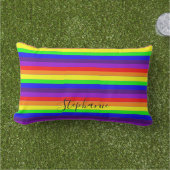 Farbstreifen mit Regenbogen Abstrakt, Monogramm Co Kissen Für Draußen (Gras)