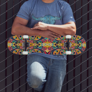 Farbsymphonie Mandala – Kräftige psychedelische Bl Skateboard