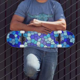 Farbtöne aus blau gestanztem Glas von Shirley Tayl Skateboard