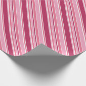 Farbtöne aus rosa Streifen Geschenkpapier (Ecke)