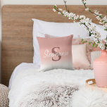 Farbtöne der rosa Kalligraphie Monogram Kissen<br><div class="desc">Dieses ombré rosa Kissen ist in Rosatönen gehalten und mit einem Monogramm vorne versehen. Das Monogramm kann mit der Personalisierungsfunktion angepasst werden. Dieses Kissen ist ein besonderes Geschenk für sie!</div>