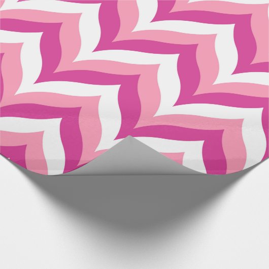 Farbtöne in rosa und weißem Zigzag Zickzack Geschenkpapier (Ecke)