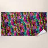 Farbvolle gekrümmte Dreiecke oder farbige Wellen. Strandtuch (Vorderseite)