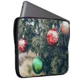 Farbvolle Weihnachtsbaumdekoration auf einem Baum. Laptopschutzhülle (Vorne Rechts)