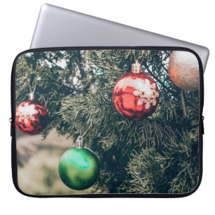 Farbvolle Weihnachtsbaumdekoration auf einem Baum. Laptopschutzhülle