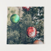 Farbvolle Weihnachtsbaumdekoration auf einem Baum. Wandteppich (Vorderseite (Horizontal))