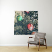 Farbvolle Weihnachtsbaumdekoration auf einem Baum. Wandteppich (Beispiel (Horizontal))