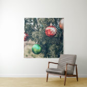 Farbvolle Weihnachtsbaumdekoration auf einem Baum. Wandteppich (Beispiel)
