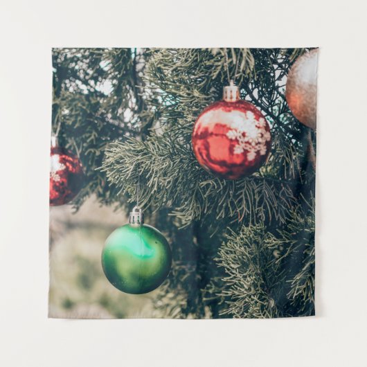 Farbvolle Weihnachtsbaumdekoration auf einem Baum. Wandteppich (Vorderseite)