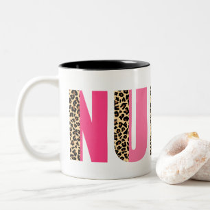 Farbvoller Schriftart mit Leopard Print Accent Bol Zweifarbige Tasse