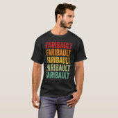Faribault County Minnesota Rainbow Text Design T-Shirt (Vorne ganz)