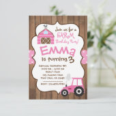 Farm Girl Invasion, rosa Barnyard und Traktor Einladung (Stehend Vorderseite)