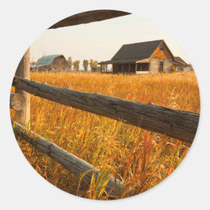Farmhaus und Zaun in Grand Teton Runder Aufkleber