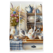 Farmhouse Coffee Pot and Wildflowers  Mittlere Geschenktüte (Rückseite)