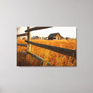 Farmhouse und Eisenbahnzaun in Grand Teton Leinwanddruck