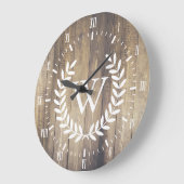 Farmhouse White Numerals Monogram Laurels Wood Große Wanduhr (Winkel)