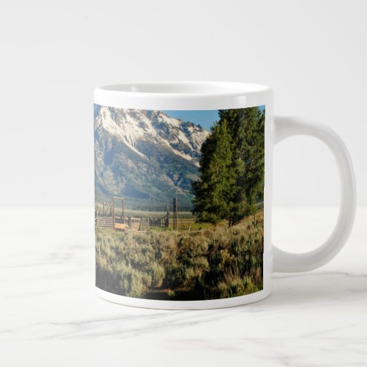 Farms | Barn Shadowed by Snow Capped Mountains Jumbo-Tasse (Rechts)