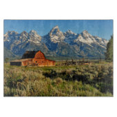 Farms Barn Shadowed by Snow Capped Mountains Schneidebrett (Vorderseite)