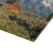 Farms Barn Shadowed by Snow Capped Mountains Schneidebrett (Ecke)
