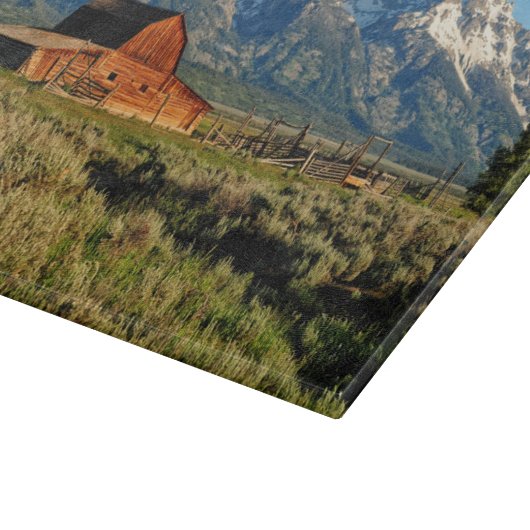 Farms Barn Shadowed by Snow Capped Mountains Schneidebrett (Ecke)