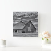 Farms | BW American Flag Barn Scene Quadratische Wanduhr (Zuhause)