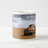 Farms | Old Truck in Field Jumbo-Tasse (Vorderseite)