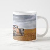 Farms | Old Truck in Field Jumbo-Tasse (Rechts)