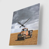 Farms Old Truck | in Field Quadratische Wanduhr (Winkel)