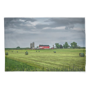 Farms Red Barn & Silo in Spring Kissenbezug