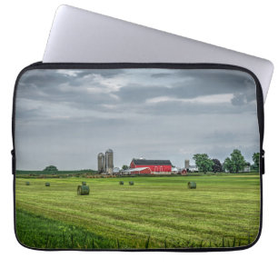 Farms Red Barn & Silo in Spring Laptopschutzhülle