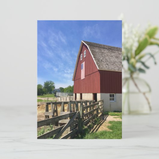 Farms | Red Barn With American Flag Dankeskarte (Stehend Vorderseite)