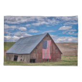 Farms | Rustic Red Barn With American Flag Kissenbezug (Rückseite)