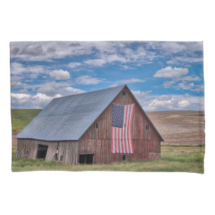 Farms Rustic Red Barn With American Flag Kissenbezug
