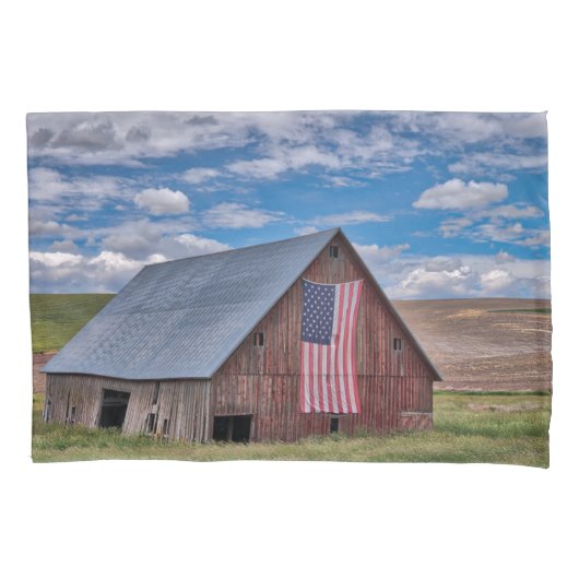 Farms | Rustic Red Barn With American Flag Kissenbezug (Vorderseite)