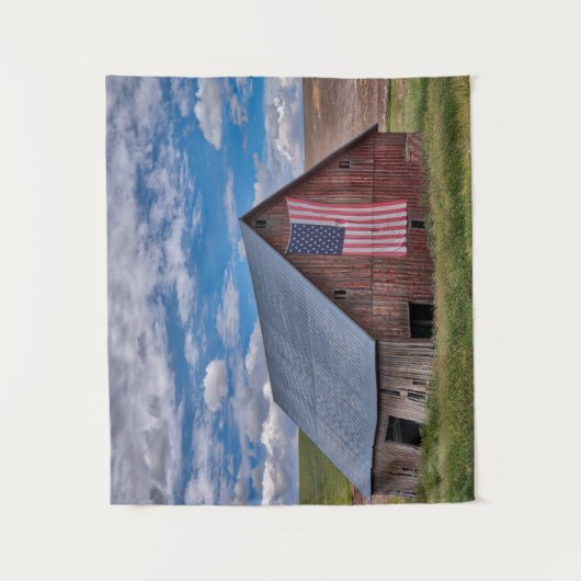 Farms Rustic Red Barn With American Flag Wandteppich (Vorderseite)