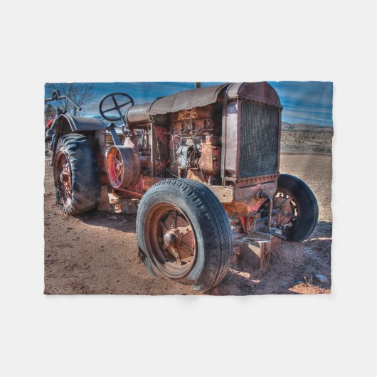 Farms Rusty Antique Tractor Fleecedecke (Vorderseite (Horizontal))