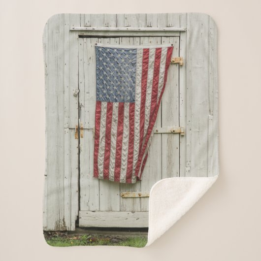Farms | White Barn Door With American Flag Sherpadecke (Vorderseite)
