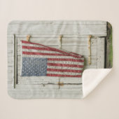Farms | White Barn Door With American Flag Sherpadecke (Vorderseite (Horizontal))