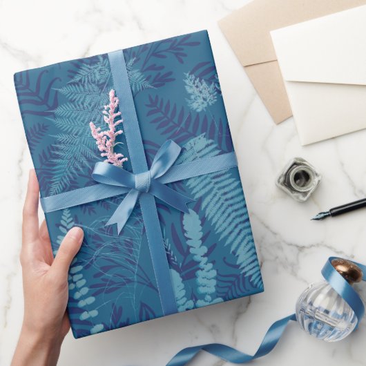 Farne in blauem Geschenkpapier (Schenken)