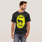 Farting Lion Caution Spray Area Warning Sign T-Shirt (Vorne ganz)
