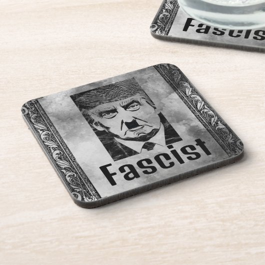 Faschist Trump Hard Plastic Untersetzer (Linke Seite)