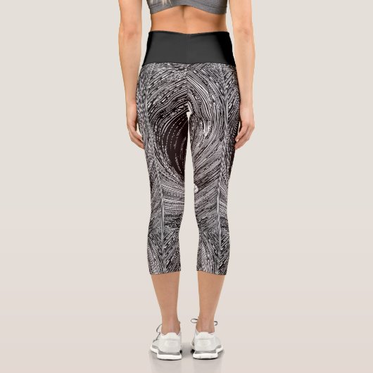 Fascinating Retro Black & White Vortex  Capri Leggings (Rückseite)