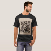 "Fashion-Forward T - Shirt mit Scannable QR Code. (Vorne ganz)