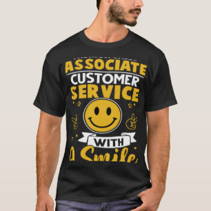 Fashion Sales Associate Kundenservice mit einem SD T-Shirt