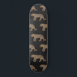 Fashionista Gold Black Glitzer Tiger Pattern Skateboard<br><div class="desc">Dieses elegante und schicke Muster ist perfekt für die trendige und stilvolle Mode. Es verfügt über ein Imitat, das auf einem schwarzen Hintergrund funkelnd vergoldeten Glitzer gedruckt wird und ein von der Hand gezeichnet Tigermuster. Es ist glamourös, luxuriös, einzigartig, modern und cool. ***WICHTIGE HINWEIS FÜR DESIGN: Für individuelle Designanfragen, wie...</div>