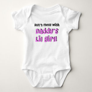 Fass dich nicht mit Daddys Lil Girl an! Baby Strampler
