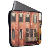 Fassade eines typischen alten Hauses in Venedig, I Laptopschutzhülle (Vorne Rechts)