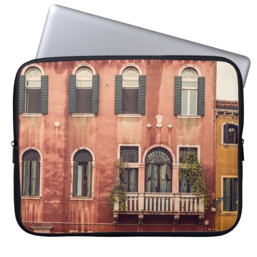 Fassade eines typischen alten Hauses in Venedig, I Laptopschutzhülle (Vorderseite)