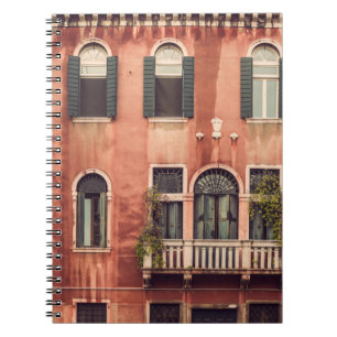 Fassade eines typischen alten Hauses in Venedig, I Notizblock