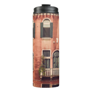 Fassade eines typischen alten Hauses in Venedig, I Thermosbecher